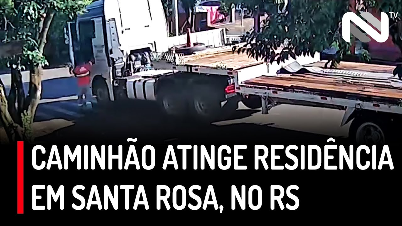  Caminhão atinge residência em Santa Rosa, no RS