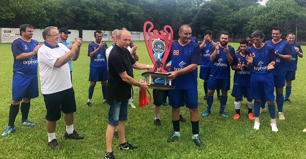 Cruzeiro da Sulina recebe a taça de campeão da categoria Veteranos em Santa Rosa (RS)